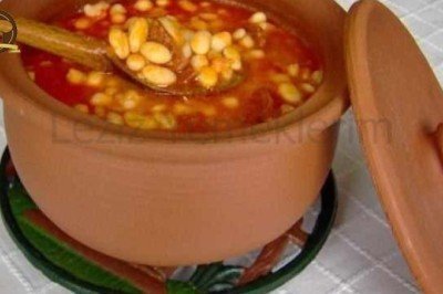 Güveçte Sucuklu Kuru Fasulye