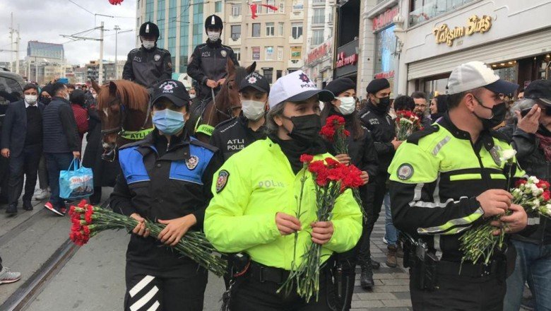Polis ekipleri Taksim'de kadınlara çiçek dağıttı
