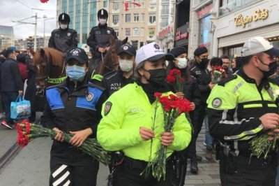 Polis ekipleri Taksim'de kadınlara çiçek dağıttı