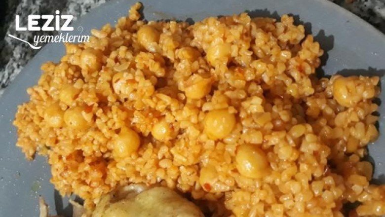 Salçalı Soğanlı Sosuyla Bulgur Pilavı
