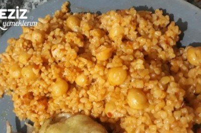 Salçalı Soğanlı Sosuyla Bulgur Pilavı