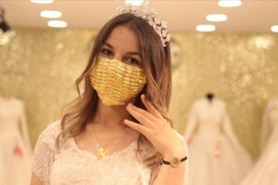 Gelinlere altın işlemeli cerrahi maske