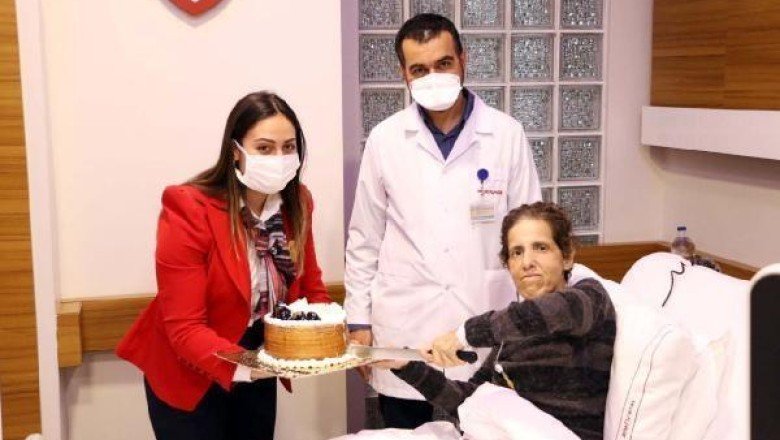 Gülhan öğretmene, hasta odasında kutlama
