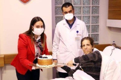 Gülhan öğretmene, hasta odasında kutlama