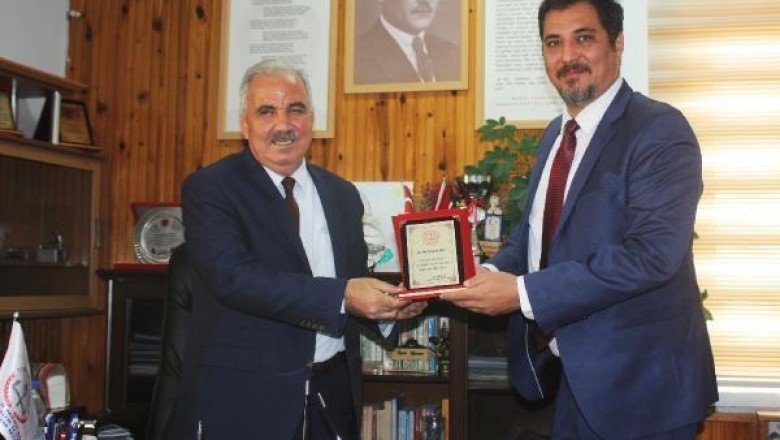 Öğrencilere burs veren başhekime  teşekkür plaketi