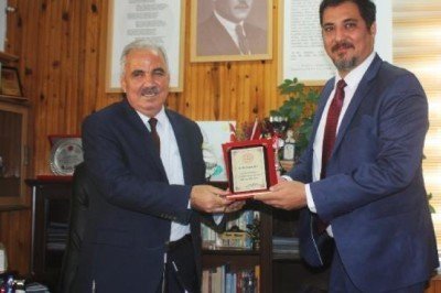 Öğrencilere burs veren başhekime  teşekkür plaketi