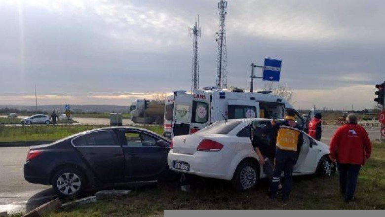 Saray&amp;#39;da iki otomobil çarpıştı: 5 yaralı