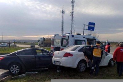 Saray'da iki otomobil çarpıştı: 5 yaralı