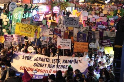 İzmir'de kadınlar yoksulluk ve şiddete karşı isyanda