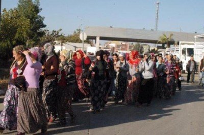 Mersin toptancı halinde 300 kadın işçi eylem yaptı: Çalışırken ölüyoruz!