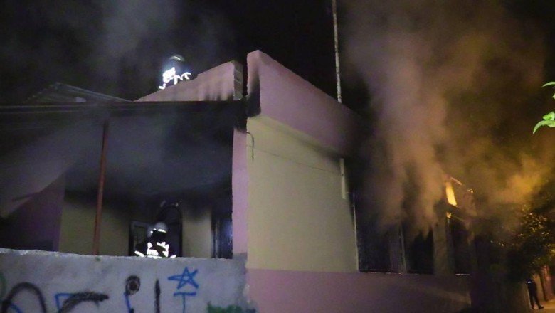 Adanada bir ev yangın sonucu kullanılamaz hale geldi