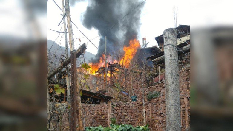 Artvin'de 2 kardeşin evi yandı