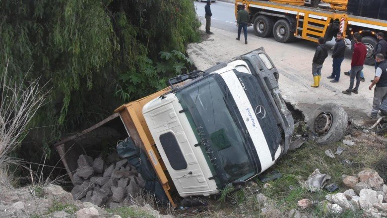 Bodrum'da hafriyat kamyonu dere yatağına yuvarlandı