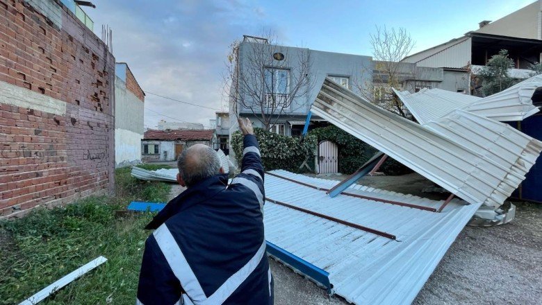 Bursa'da şiddetli lodos anaokulunun çatısını uçurdu