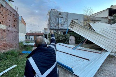 Bursa'da şiddetli lodos anaokulunun çatısını uçurdu