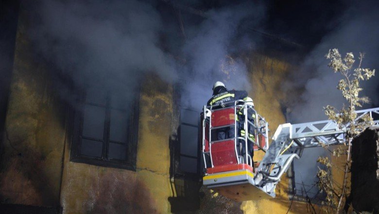Erzurum'da iki katlı boş bina yandı