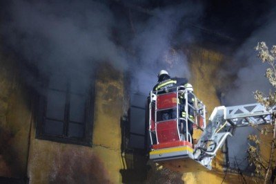 Erzurum'da iki katlı boş bina yandı