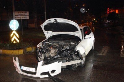 İkazlı trafik ışıklarında kaza: 1 yaralı