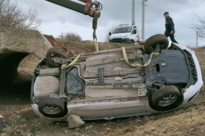 Konyada otomobil menfeze düştü: 2 yaralı