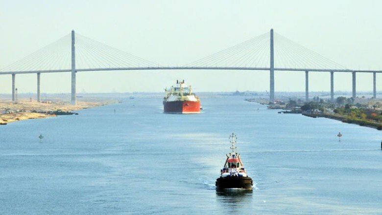 Küresel ticaretin yüzde 12'si Süveyş Kanalı'ndan geçiyor