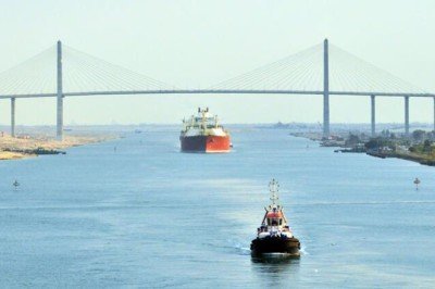 Küresel ticaretin yüzde 12'si Süveyş Kanalı'ndan geçiyor