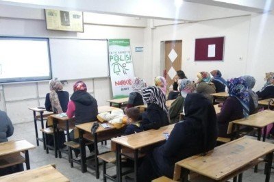 Siirtli kadınlara 'En iyi narkotik polisi anne' eğitimi
