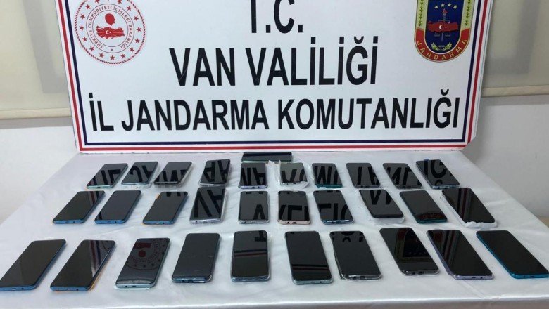 Vanda gümrük kaçağı 31 cep telefonu ele geçirildi