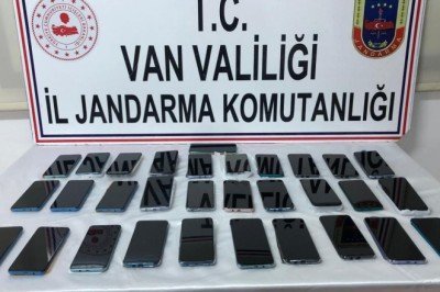 Vanda gümrük kaçağı 31 cep telefonu ele geçirildi