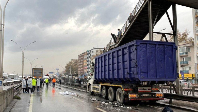 Yoldaki cesede çarpmamak için manevra yapan tıra kamyon çarptı
