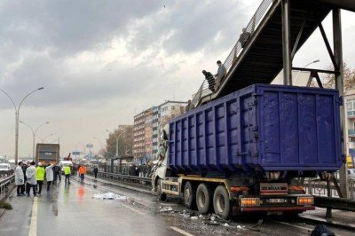 Yoldaki cesede çarpmamak için manevra yapan tıra kamyon çarptı