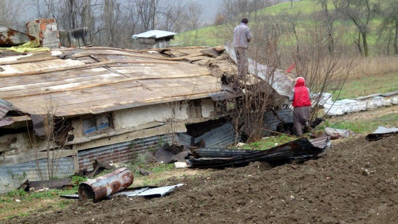 Bolu'da etkili olan fırtına bir caminin minaresini yıktı!