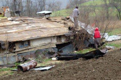 Bolu'da etkili olan fırtına bir caminin minaresini yıktı!
