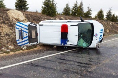 Köpeğe çarpmamak için manevra yapan polis aracı takla attı!