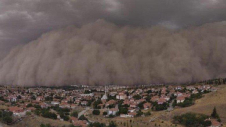 Konya'da kum fırtınası karayolu kapattı!