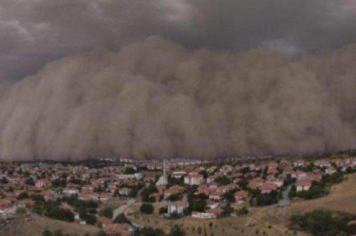 Konya'da kum fırtınası karayolu kapattı!