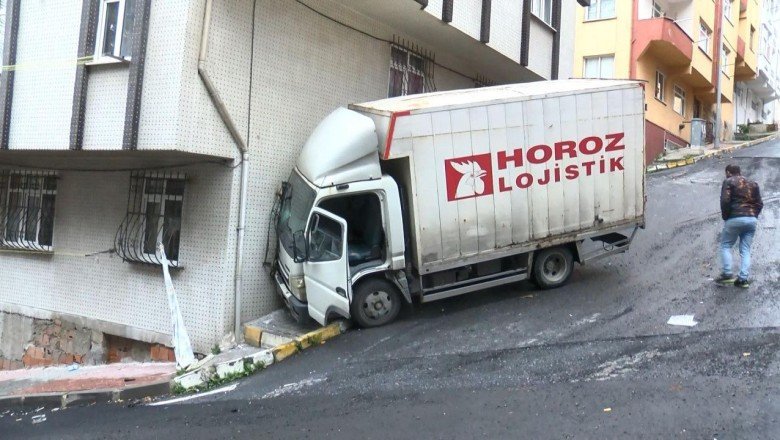 Park halindeki kamyonet kayarak binaya çarptı!