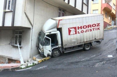 Park halindeki kamyonet kayarak binaya çarptı!