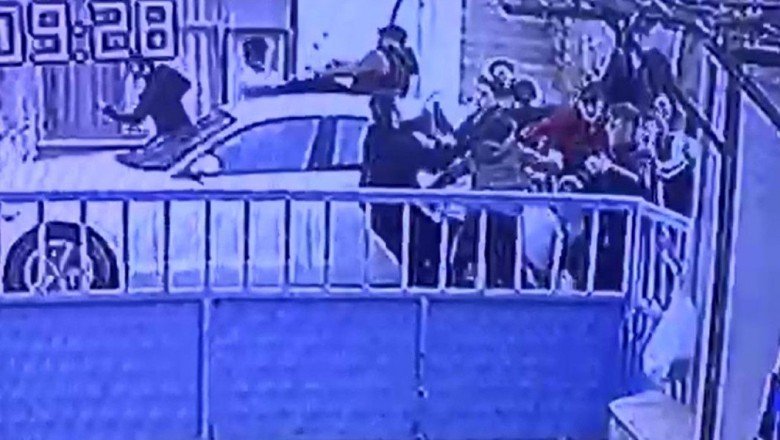 Sokak ortasında yumruk yumruğu kavga!