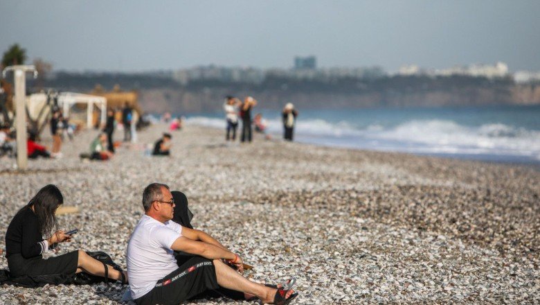 Ülke fırtınanın esiri olmuşken, Antalya'da güneşli havanın tadını çıkardılar!
