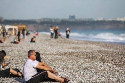 Ülke fırtınanın esiri olmuşken, Antalya'da güneşli havanın tadını çıkardılar!