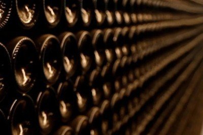 İngilizce konuşarak lüks restoranın mahzenine sızan çift, 