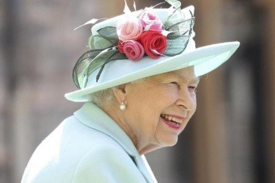 Salatasında ölü salyangoz bulan Kraliçe'nin mutfak personeline gönderdiği not ortaya çıktı