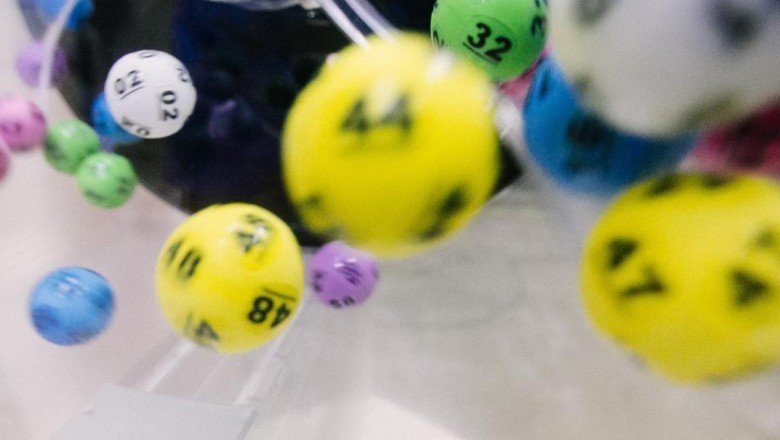 Şans oyununda yanlışlıkla aynı rakamlara iki kez oynadı, çifte ikramiyeyi kaptı