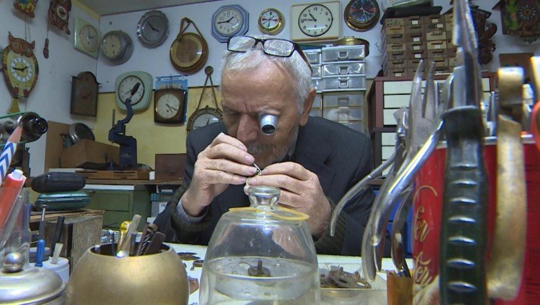 65 yıldır akrep ile yelkovana hayat veriyor