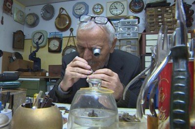 65 yıldır akrep ile yelkovana hayat veriyor