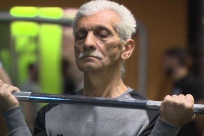 76 yaşındaki Mehmet Ok gençlere taş çıkartıyor