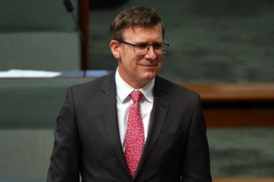 Avustralya Eğitim Bakanı istismar iddiaları sebebiyle görevini bıraktı