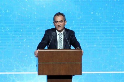 Bakan Özer: Geleceği inşa eden gençler yetiştirmek istiyoruz