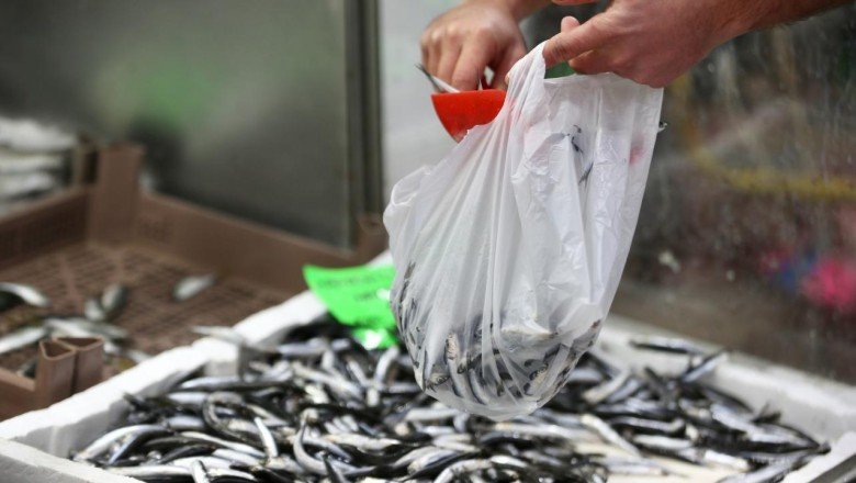 Balıkçılar fırtınadan denize açılamayınca fiyatlar arttı