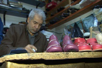 Engelliler onun ürettiği ayakkabılarla yürüyebiliyor